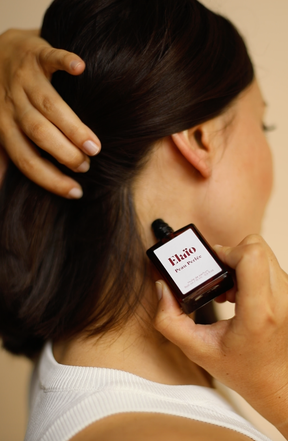 berenice-cauchois-application-parfum